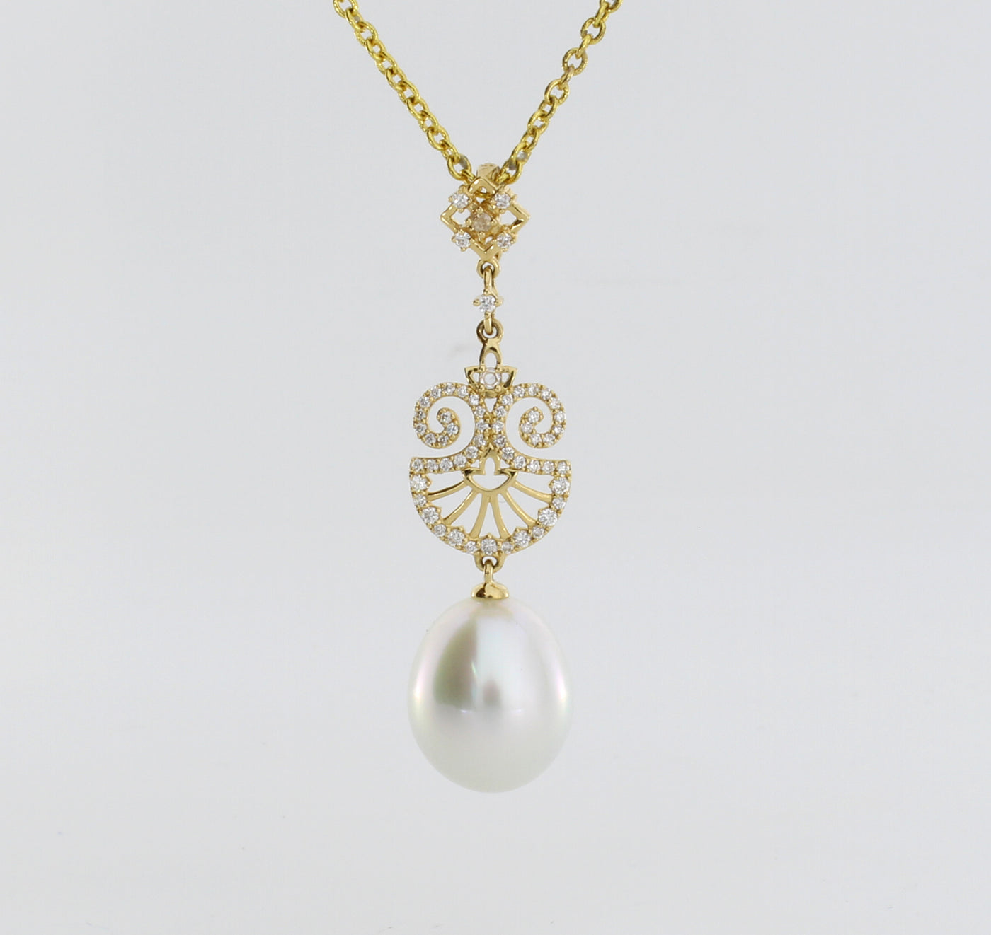 18Ct Yellow Gold 12Mm South Sea Oval Pearl With Diamonds H/Si1 Pendant